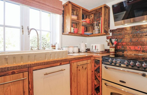Lockerley Cottage | THE BIKE SHED, romantic, with a garden in West Tytherley