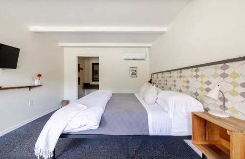 Canaan Valley Hotel | The Billy Motel King Room with Retro Charm