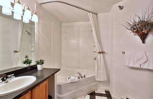 Killington Cabin | The Birch Ridge: Blue Velvet Room #10 - Queen Suite in Killington, Vermont. Hot Tub. Lounge.