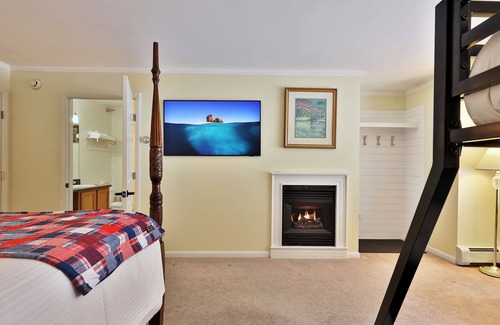 Killington Cabin | The Birch Ridge: Family Room #11 - Queen/Bunkbed Suite in Killington, Vermont