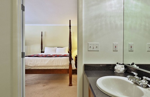 Killington Cabin | The Birch Ridge: Family Room #11 - Queen/Bunkbed Suite in Killington, Vermont