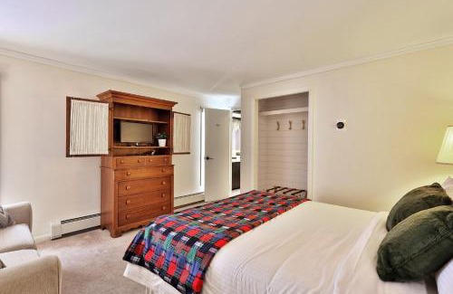 Killington Cabin | The Birch Ridge- Lace Room #3 - Queen Suite in Renovated Killington Lodge, Hot tubs, home