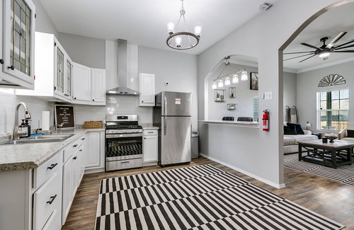 San Angelo House | The Bird House - 3 Bedroom Downtown Nest