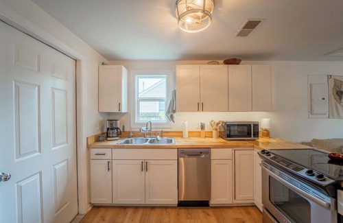 Lebanon House | The Bird House – Charming Downtown Lebanon Stay, Pets Welcome!