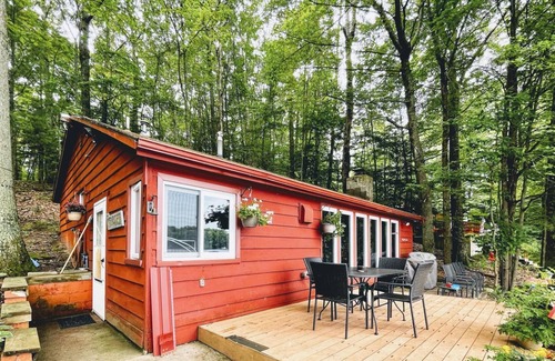 Mayfield Cottage | The Bird's Nest Cottage on High Lake TC MI Sleeps 8