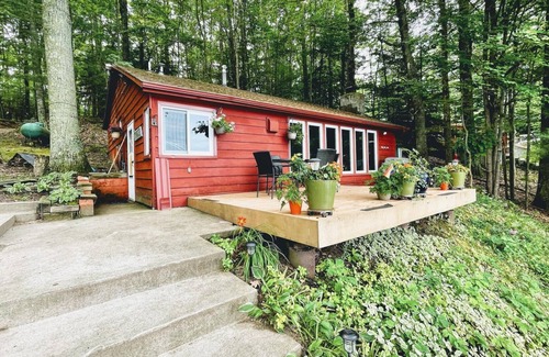 Mayfield Cottage | The Bird's Nest Cottage on High Lake TC MI Sleeps 8