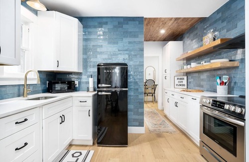 Fredericksburg House | The Birdhouse - Hot Tub, Pool & Fire Pit!