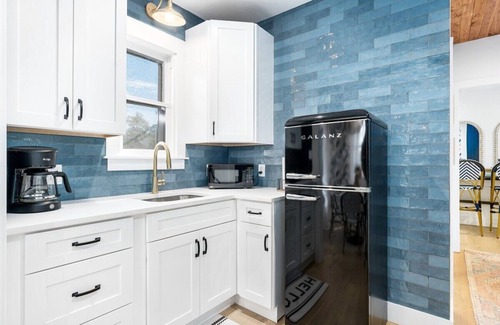 Fredericksburg House | The Birdhouse - Hot Tub, Pool & Fire Pit!
