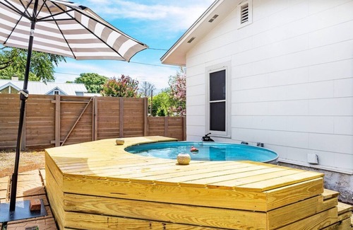 Fredericksburg House | The Birdhouse - Hot Tub, Pool & Fire Pit!