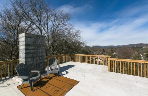Chestnut Hills Apartment | The Birdhouse Sweet suite! Downtown Roof top deck!