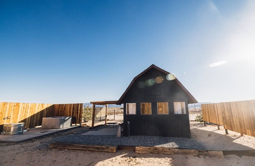 Twentynine Palms Apartment | {The Birdie} King Bed, Hot Tub, Outdoor Soaking Tub. Near JTNP