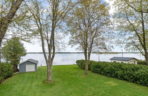 Bobcaygeon Cottage | The Birds Nest | Lakefront Retreat on Pigeon Lake