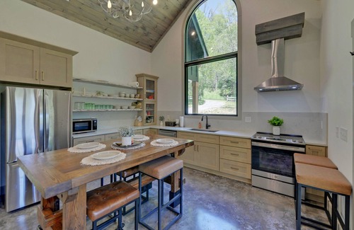 Wiley Cabin | The Black Ace is Creek Front & Minutes to Town