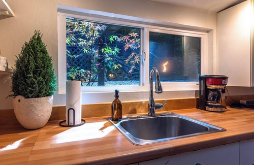 Guerneville Cabin | The Black Nest~Stunning and Serene Redwood Retreat 5 Stars! WIFI/HotTub/Pup