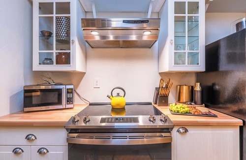Guerneville Cabin | The Black Nest~Stunning and Serene Redwood Retreat 5 Stars! WIFI/HotTub/Pup