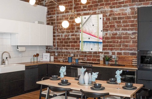 Springfield House | The Black Pearl - A Gorgeous Industrial-Style 4BR Home
