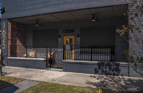 Springfield House | The Black Pearl - A Gorgeous Industrial-Style 4BR Home
