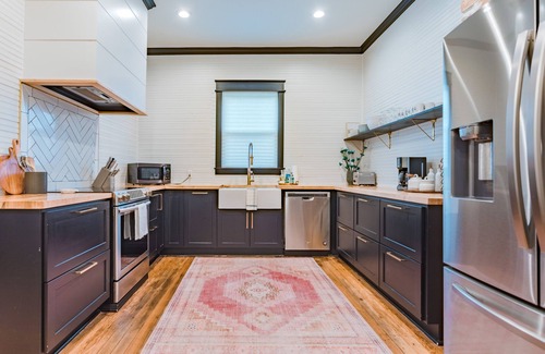 Brazos House | The Black & White House- Walk to Magnolia!