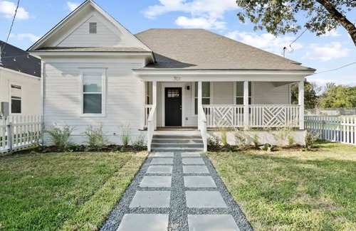 Brazos House | The Black & White House- Walk to Magnolia!
