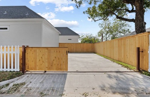 Brazos House | The Black & White House- Walk to Magnolia!