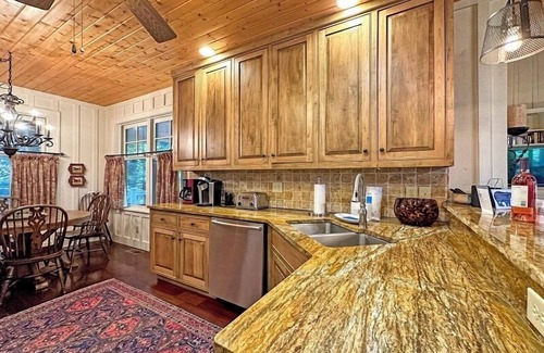 Highlands Cabin | The Blackberry | Beautiful Custom Home with Screened in Porch & Hot Tub
