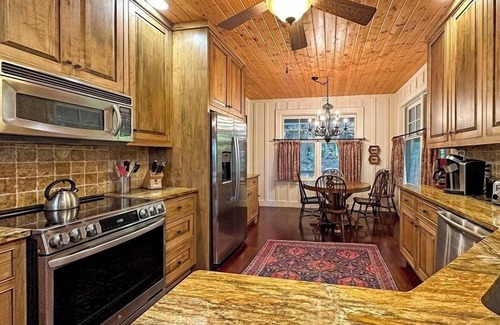 Highlands Cabin | The Blackberry | Beautiful Custom Home with Screened in Porch & Hot Tub