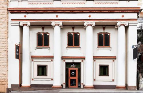 Bisbee House | The Block Basic - Queen