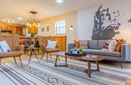 Caton House | THE BLOSSOM @ DOLLYS DRIVE * Wifi Grill Woods Mtns