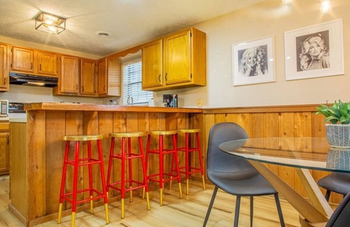 Caton House | THE BLOSSOM @ DOLLYS DRIVE * Wifi Grill Woods Mtns