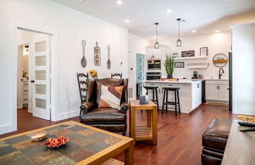 Burleson House | The Blue Barn in pleasant Burleson with AC