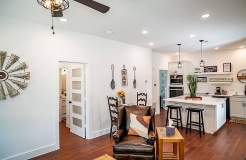 Burleson House | The Blue Barn in pleasant Burleson with AC