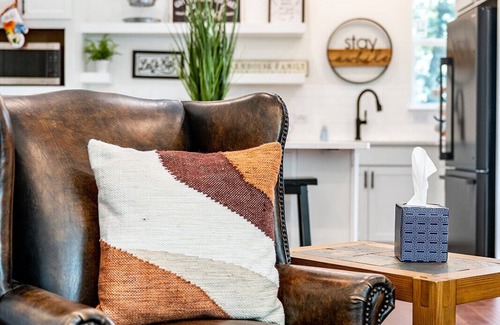 Burleson House | The Blue Barn in pleasant Burleson with AC