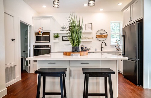 Burleson House | The Blue Barn in pleasant Burleson with AC