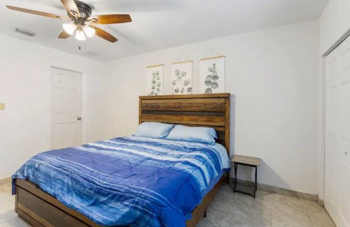 Pinellas Park House | The Blue Bungalow. 3B 2B home. Close to Beaches