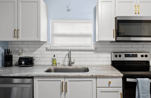 College Park House | The Blue BungalownPeaceful | Porch | HotTub I DT