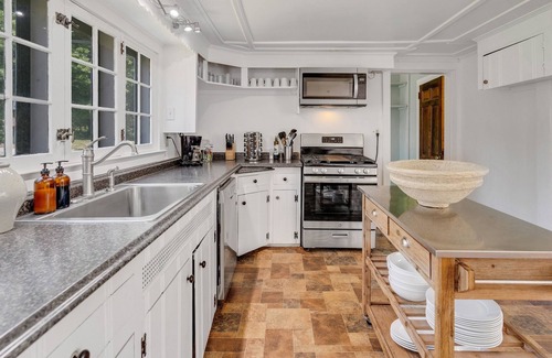 Greenville House | The Blue Churn (6-Bedroom Home) by RedAwning