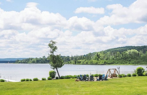 Boyne City House | The Blue Dog Lodge on Deer Lake | Close to Boyne Mountain | Fireplace | Beach
