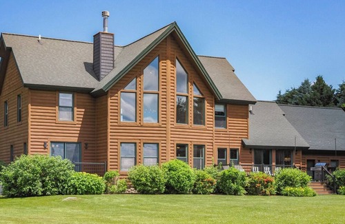 Boyne City House | The Blue Dog Lodge on Deer Lake | Close to Boyne Mountain | Fireplace | Beach