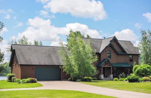 Boyne City House | The Blue Dog Lodge on Deer Lake | Close to Boyne Mountain | Fireplace | Beach