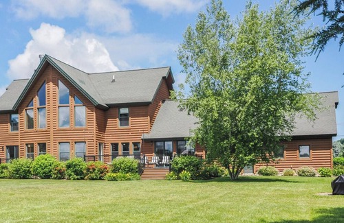 Boyne City House | The Blue Dog Lodge on Deer Lake | Close to Boyne Mountain | Fireplace | Beach