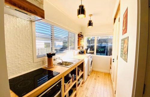 Tahunanui House | The Blue Gecko Apartment