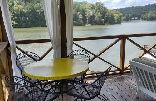 Kelso Cottage | The Blue Heron - Lake Side Chalet