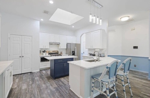 Corinth House | The Blue Holly - Bright & Spacious with a Pool
