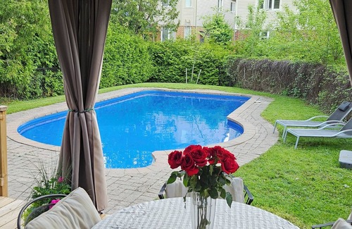 New Tecumseth House | The Blue House - 4 Bedrooms + Pool - Perfect for the Whole Family!