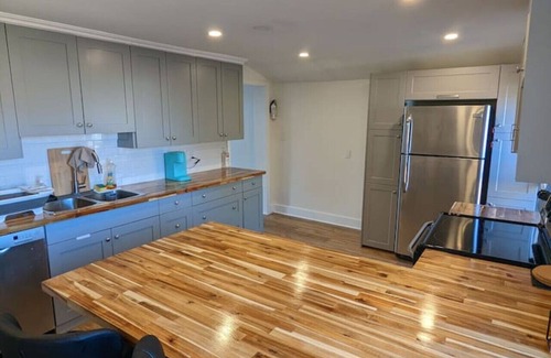 Inner Harbour House | The Blue House: A Downtown Getaway w/ Parking