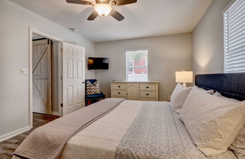 Wilmington Historic District Cottage | The "Blue Moon" Cottage, Downtown Wilmington! 9 blocks to Historic Riverfront!