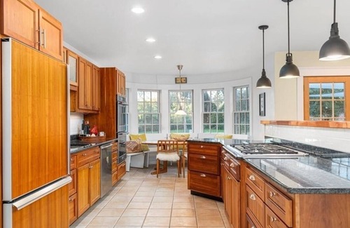 Jamestown House | The Blue Peter House at Jamestown Village - Walk Downtown + 5 min drive to beach