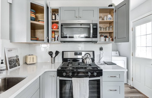 Fountain Square House | The Blue Villa !Amenities! Pet Friendly + Fence