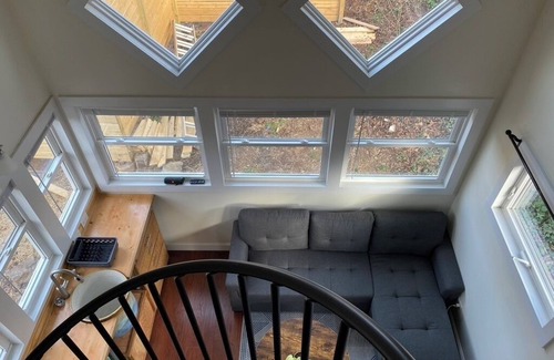 Westwood Place Cabin | The Bluebird- A Cute, Cozy Tiny House, 5 mins to Downtown Asheville