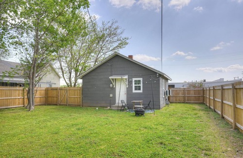 Joplin House | The Bluebird: Modern 1 Bed, Large Peaceful Yard